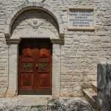 Una porta in legno situata alla base dell�edificio permette l�ingresso nella chiesa, ospitata in una piccola grotta che d� il nome al luogo
